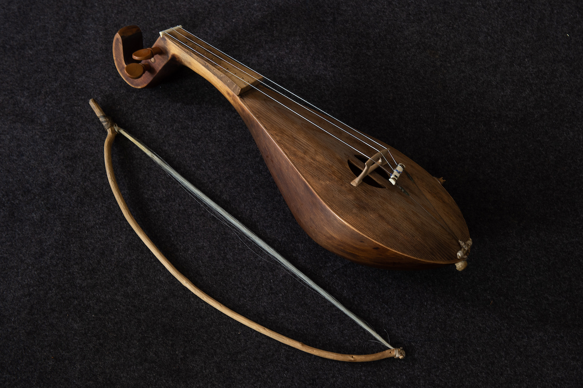 Восточная скрипка. Ребек струнный смычковый инструмент.